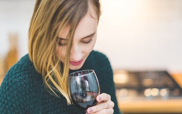 De acordo com os pesquisadores, a combinação do vinho com uma dieta equilibrada pode oferecer benefícios adicionais à saúde das mulheres no período pós-menopausa