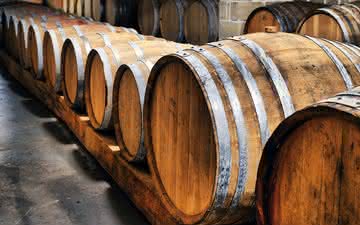 Barricas de diferentes tamanhos prontas para "trabalhar" seus vinhos