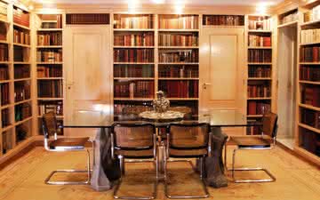 Um passeio pela maior biblioteca de livros sobre vinho do mundo – no Brasil!  