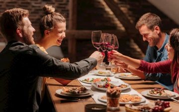 Veja dicas de como convidados e anfitriões devem se comportar em um jantar com vinho