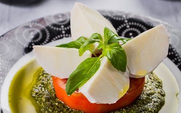Cerca de 200 gramas de mozzarella di búfala equivalem a uma picanha