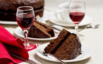 Como harmonizar bolos e vinhos em cinco irresistíveis combinações e sim, tem até tinto!
